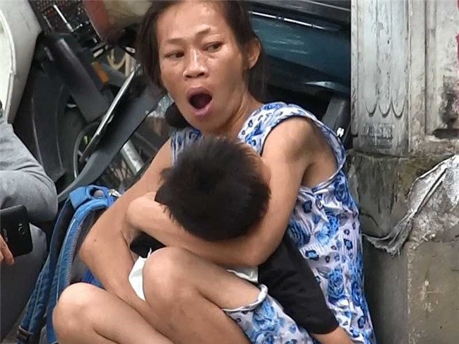 Ẵm con ăn xin, chơi ma túy ở khu phố Tây - Ảnh 4.