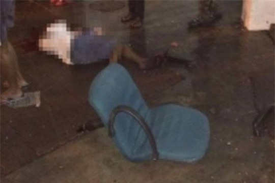 Chết oan vì bị ghế từ lầu trên rơi trúng người - Ảnh 1.