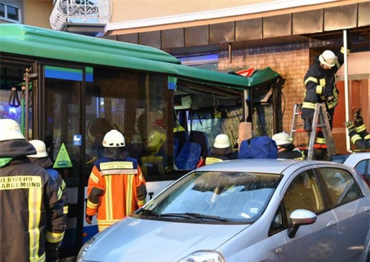 Chết oan vì bị ghế từ lầu trên rơi trúng người - Ảnh 2.