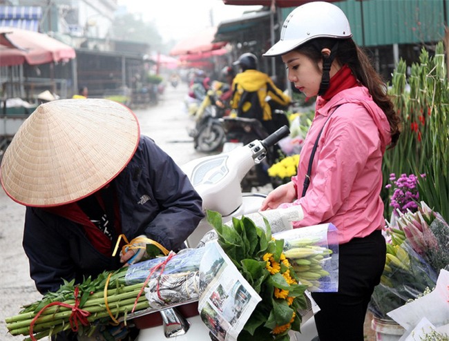 Hà Nội: Ngày mùng 1 âm lịch cuối cùng trong năm, hoa tươi đắt hàng - Ảnh 10.
