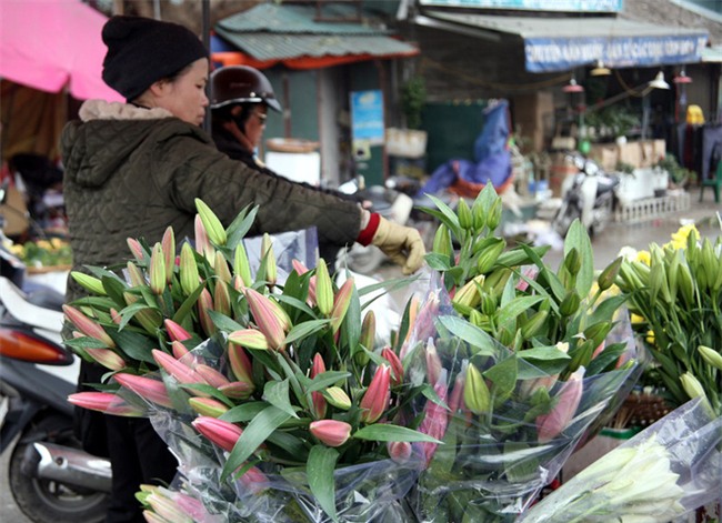 Hà Nội: Ngày mùng 1 âm lịch cuối cùng trong năm, hoa tươi đắt hàng - Ảnh 2.