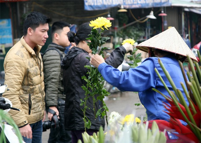 Hà Nội: Ngày mùng 1 âm lịch cuối cùng trong năm, hoa tươi đắt hàng - Ảnh 3.
