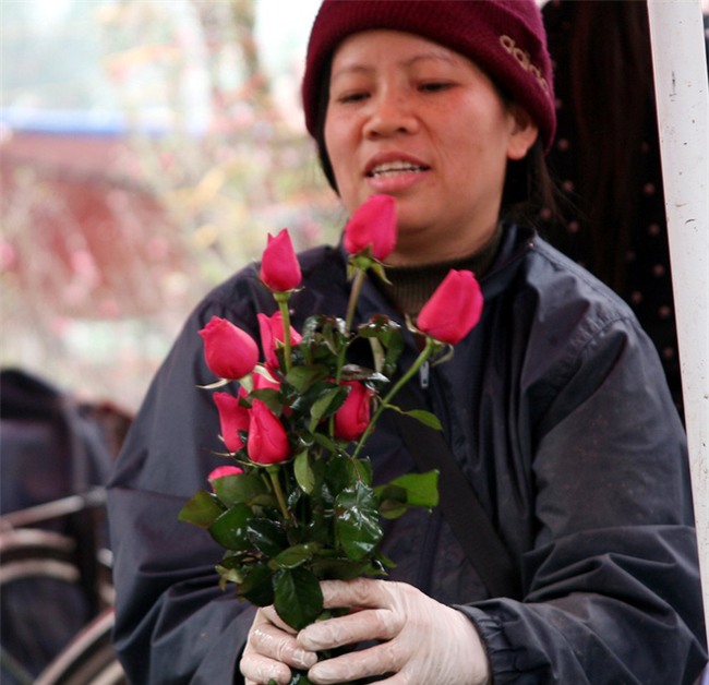 Hà Nội: Ngày mùng 1 âm lịch cuối cùng trong năm, hoa tươi đắt hàng - Ảnh 5.