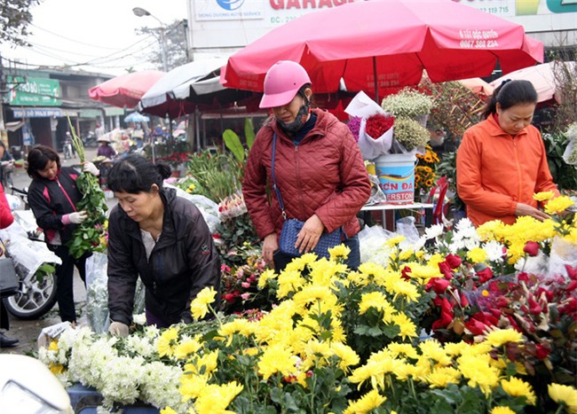 Hà Nội: Ngày mùng 1 âm lịch cuối cùng trong năm, hoa tươi đắt hàng - Ảnh 6.