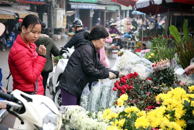 Hà Nội: Ngày mùng 1 âm lịch cuối cùng trong năm, hoa tươi đắt hàng - Ảnh 7.