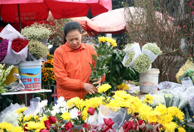 Hà Nội: Ngày mùng 1 âm lịch cuối cùng trong năm, hoa tươi đắt hàng - Ảnh 8.