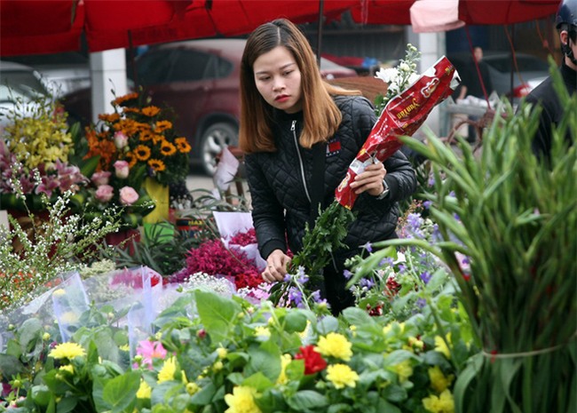 Hà Nội: Ngày mùng 1 âm lịch cuối cùng trong năm, hoa tươi đắt hàng - Ảnh 9.