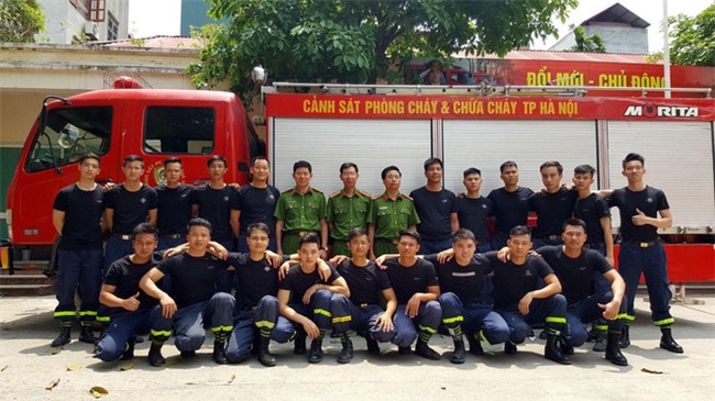 Dân mạng ráo riết truy lùng danh tính chàng Cảnh sát chỉ vì một đoạn clip  - Ảnh 2.