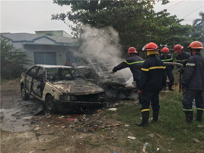 TP. HCM: Một người đốt rác, hai chiếc ô tô bị thiêu rụi vì lửa cháy lan
