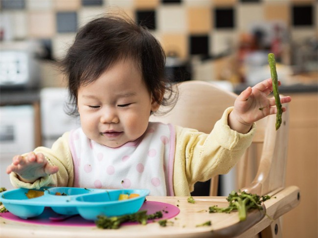 Bố mẹ đừng bao giờ giúp con những việc này, vì trẻ hoàn toàn có thể tự làm - Ảnh 2.