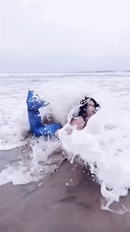 Sóng đánh mạnh thế này có thấy đau không hỡi nàng tiên cá mắc cạn Angela Phương Trinh? - Ảnh 3.