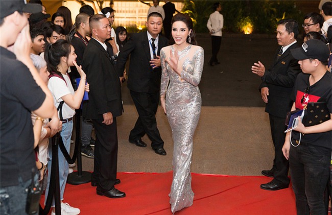 hh ky duyen mac dam ren om sat khoe than hinh nhu than ve nu hinh anh 1