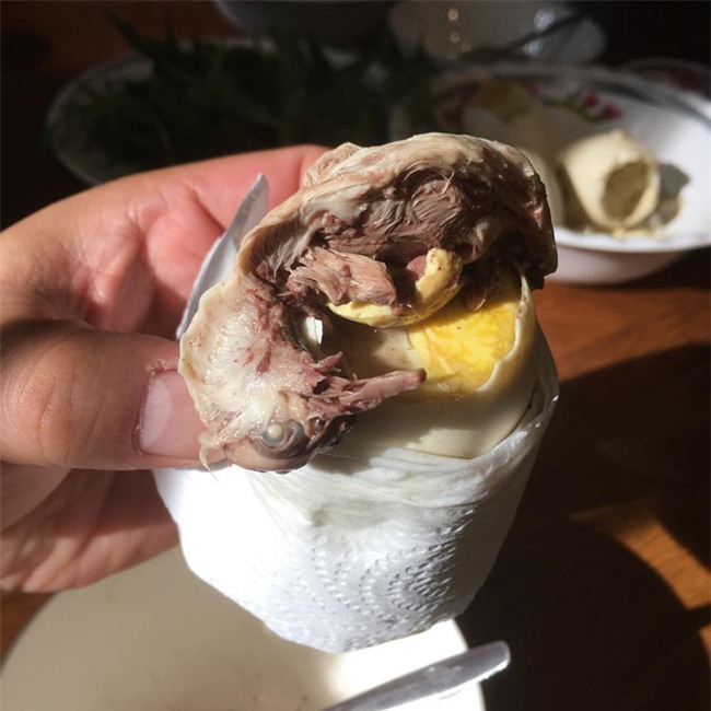 5 món trứng nghe đồn là rất ngon, nhưng muốn ăn cần chuẩn bị thật nhiều can đảm - Ảnh 1.