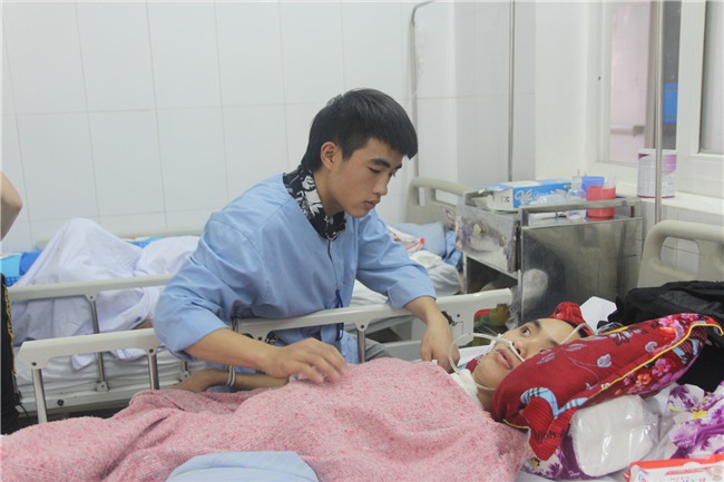 Bố bỏ đi, nam sinh lớp 12 phải nghỉ học để chăm mẹ tâm thần cùng anh trai chấn thương sọ não