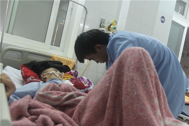 Bố bỏ đi, nam sinh lớp 12 phải nghỉ học để chăm mẹ tâm thần cùng anh trai chấn thương sọ não