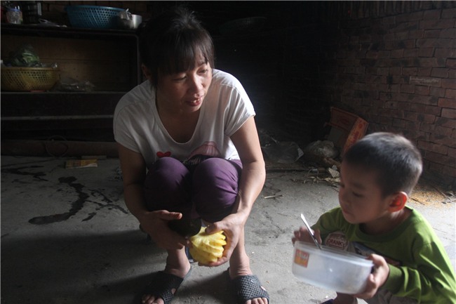 Bố bỏ đi, nam sinh lớp 12 phải nghỉ học để chăm mẹ tâm thần cùng anh trai chấn thương sọ não