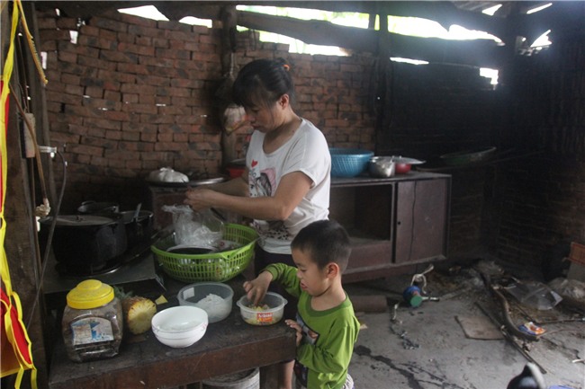 Bố bỏ đi, nam sinh lớp 12 phải nghỉ học để chăm mẹ tâm thần cùng anh trai chấn thương sọ não