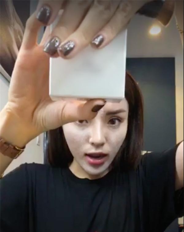 hoa hau ky duyen bi nghi livestream quang cao hang "rom", gap ngay trang tran "bat bai" - 3