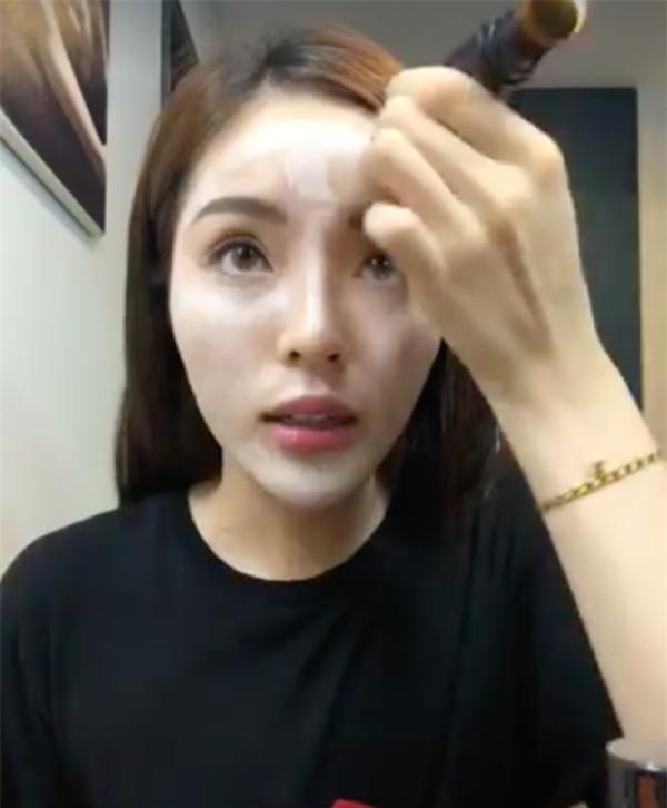 hoa hau ky duyen bi nghi livestream quang cao hang "rom", gap ngay trang tran "bat bai" - 4