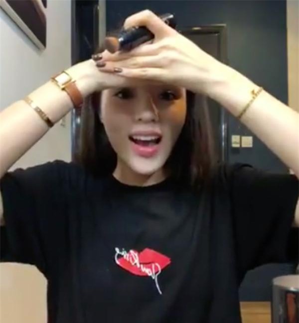 hoa hau ky duyen bi nghi livestream quang cao hang "rom", gap ngay trang tran "bat bai" - 5