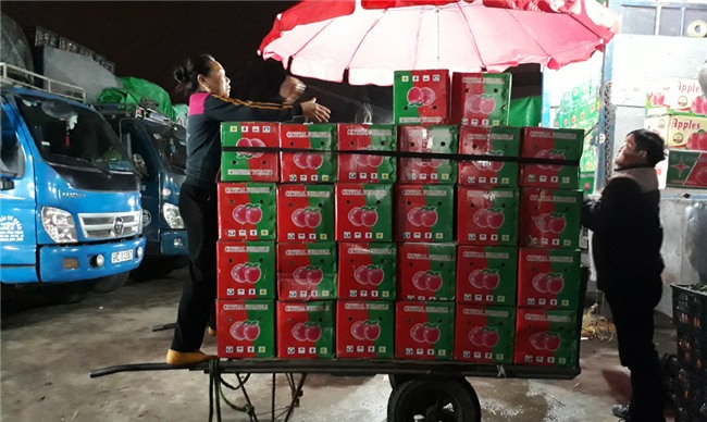 Chợ đêm Long Biên,Lao động nghèo,Hoàn cảnh khó khăn