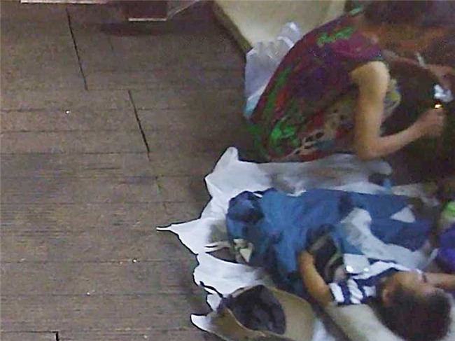 Cận cảnh mẹ ẵm con ăn xin, hít ma túy ở khu phố Tây - Ảnh 1.