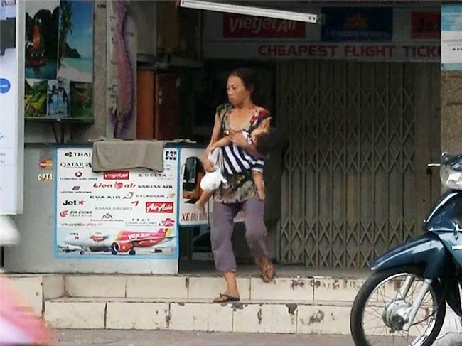 Cận cảnh mẹ ẵm con ăn xin, hít ma túy ở khu phố Tây - Ảnh 3.