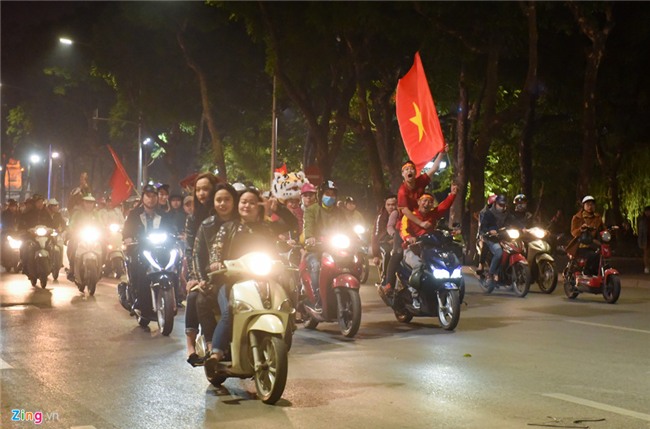 Nguoi ham mo do ra ho Guom an mung thanh tich cua U23 Viet Nam hinh anh 1