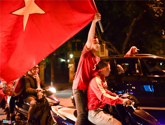 Nguoi ham mo do ra ho Guom an mung thanh tich cua U23 Viet Nam hinh anh 3