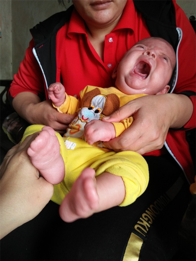 Con mới sinh đã mắc căn bệnh hiếm gặp ngặt nghèo, bố mẹ suốt ngày thay nhau bế vì con nằm xuống là tắt thở - Ảnh 1.