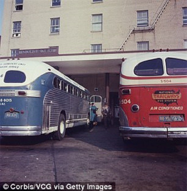 Bà mẹ vô tư tin tưởng cho người lạ bế con ở bến xe buýt để rồi suốt 35 năm sau phải hối hận khôn nguôi - Ảnh 2.