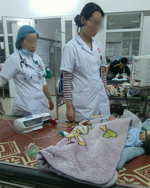 Đông Anh: Bé gái nguy kịch sau mũi tiêm nghi bị nhầm thuốc của nhân viên y tế - Ảnh 2.