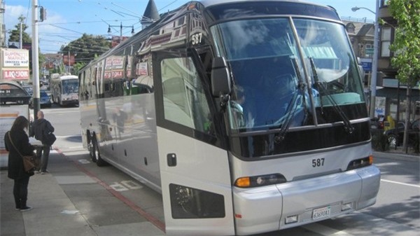 Một trong những chiếc xe buýt được Apple sử dụng để vận chuyển nhân viên từ nhà đến nơi làm việc và ngược lại