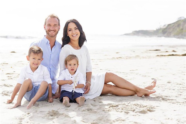 Vợ chồng Nick Vujicic nay đã có 4 con, hạnh phúc khoe hai con gái song sinh 4 tuần tuổi đáng yêu hết nấc - Ảnh 1.