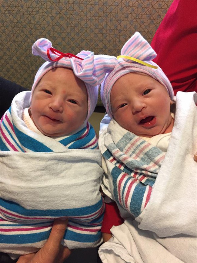 Vợ chồng Nick Vujicic nay đã có 4 con, hạnh phúc khoe hai con gái song sinh 4 tuần tuổi đáng yêu hết nấc - Ảnh 2.