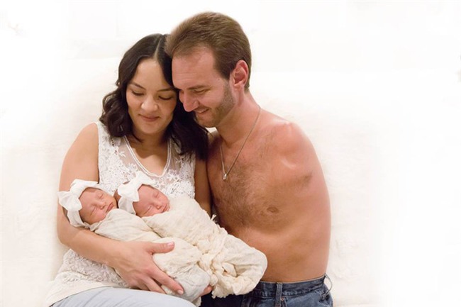 Vợ chồng Nick Vujicic nay đã có 4 con, hạnh phúc khoe hai con gái song sinh 4 tuần tuổi đáng yêu hết nấc - Ảnh 7.