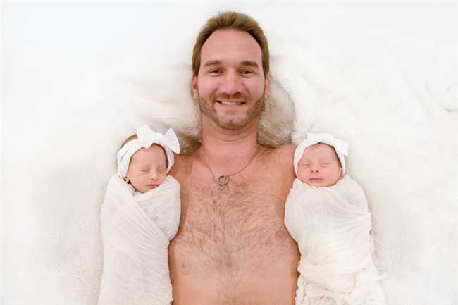 Vợ chồng Nick Vujicic nay đã có 4 con, hạnh phúc khoe hai con gái song sinh 4 tuần tuổi đáng yêu hết nấc - Ảnh 8.
