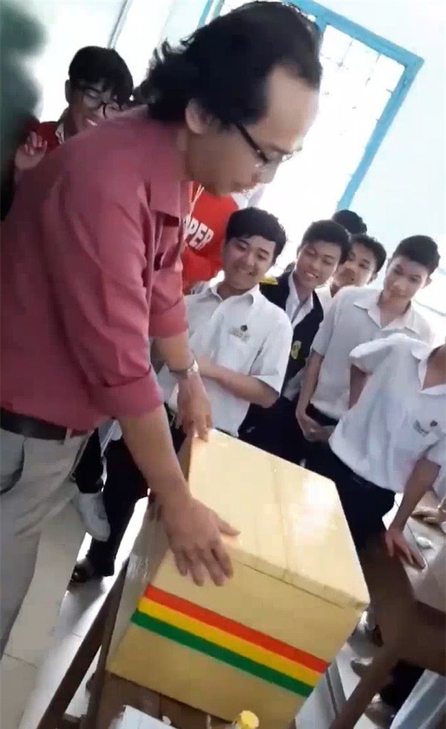 hoc sinh tang sinh nhat thay thung xop chua ca tiem tap hoa gay sot hinh anh 1