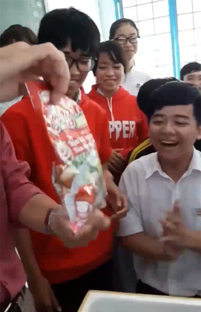 hoc sinh tang sinh nhat thay thung xop chua ca tiem tap hoa gay sot hinh anh 6