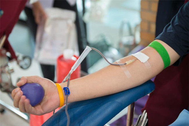 Tại sao hiến máu tình nguyện nhưng người bệnh vẫn mất tiền mua máu?-1