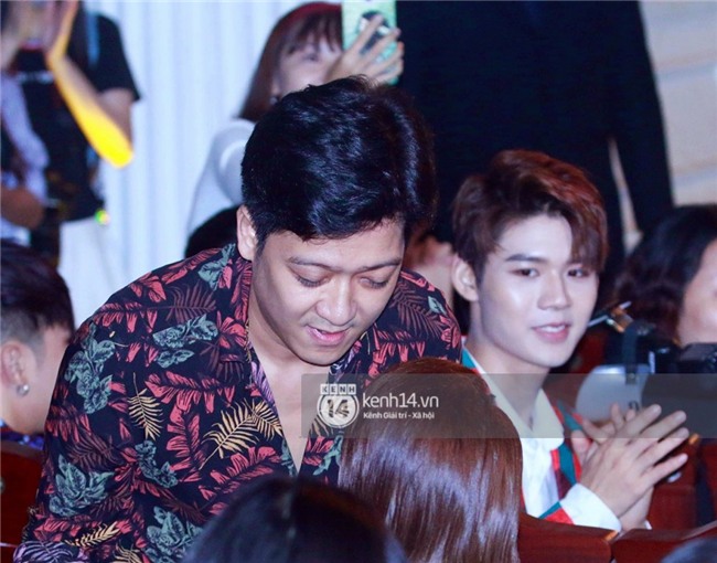 HOT: Trường Giang bất ngờ cầu hôn Nhã Phương ngay tại lễ trao giải Mai Vàng trước hàng nghìn khán giả - Ảnh 3.