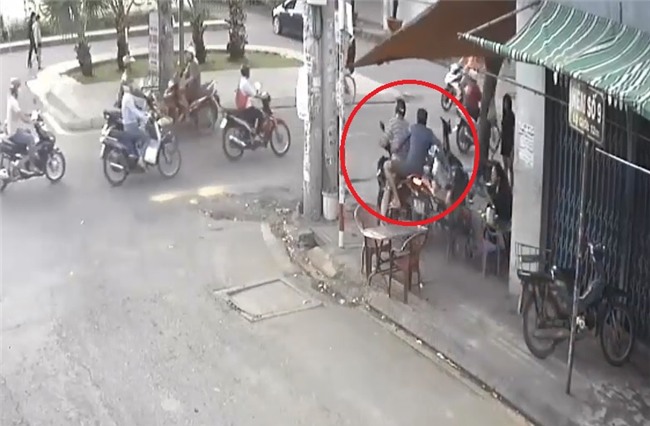 SỐC: Đàng hoàng dọn lối vỉa hè rồi phi xe máy lên... cướp điện thoại