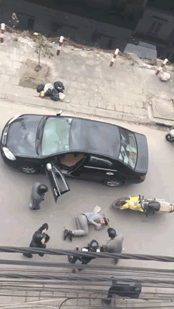 Clip: Thanh niên ôm mặt khóc, xin tha khi bị nhóm người cầm gậy gộc đánh giữa đường