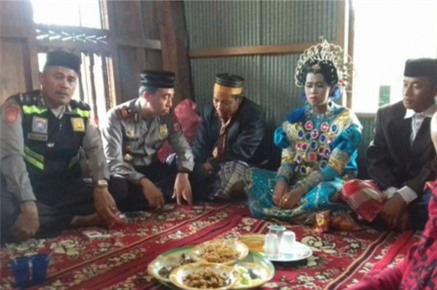 Người làng bắt gặp đang ở cùng nhau trong vườn chôm chôm, hai thanh niên trẻ tuổi bị ép làm đám cưới trong một nốt nhạc - Ảnh 1.