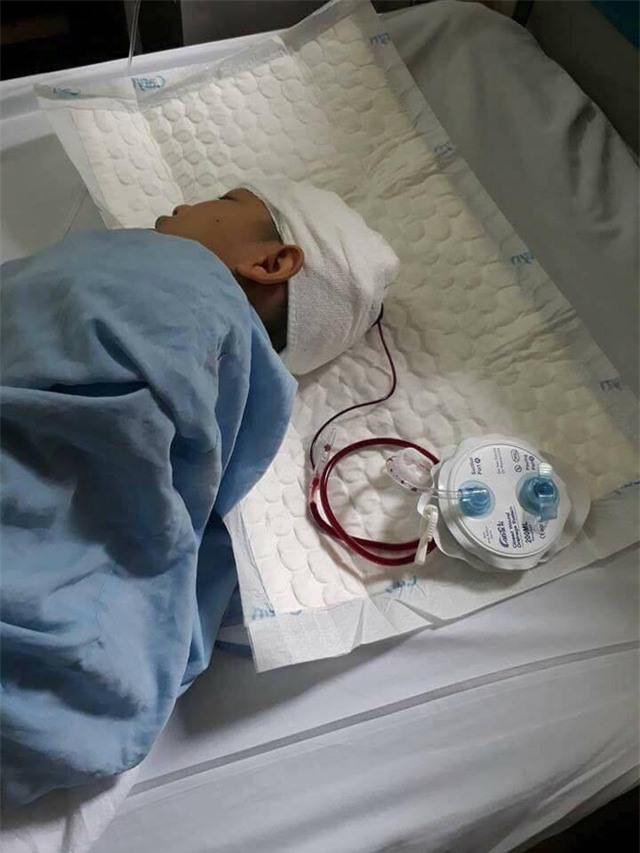 Học sinh Cao Kiên Cường đang điều trị tại bệnh viện tuyến trên (ảnh CTV)