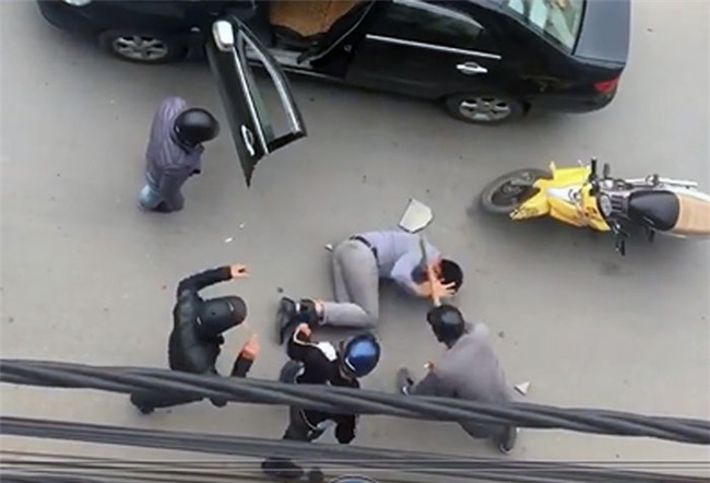 Truy tim nhom con do dat Cang danh nguoi da man tren pho Hai Phong hinh anh 1