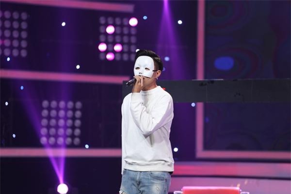 anh chang "giau mat" len san khau to tinh, den khi thao mat na ra khien hotgirl ngo ngang - 2