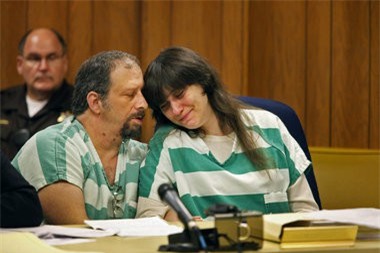 Kẽ hở cho vụ cha mẹ tra tấn, bạo hành 13 người con: Căn phòng tra tấn trẻ em núp bóng trường học tại gia ở Mỹ - Ảnh 2.