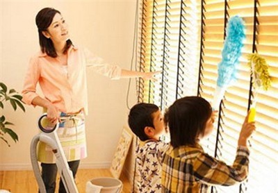 Trả tiền cho trẻ làm việc nhà: Đừng làm hư con! - Ảnh 2.