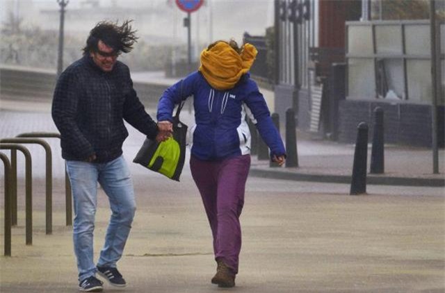 khoanh khac gio cuc manh thoi nguoi bay nhu la cay, ai xem cung hai hung - 1